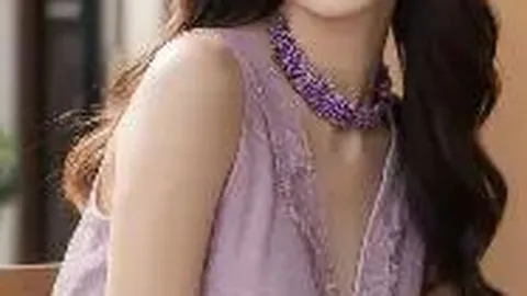 狄波拉与年轻11岁伴侣手牵手漫步街头，甜蜜秀恩爱